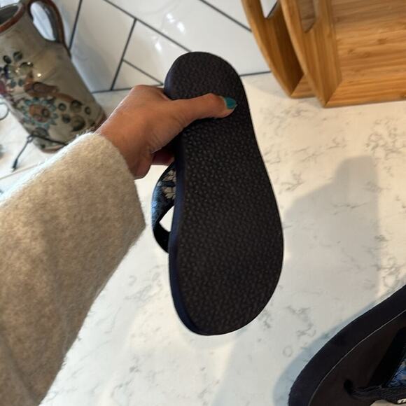 Teva Mush Mandalyn Sandal Black Blue Floral Comfort FlipFlop thick sole size 7 - Picture 7 of 8